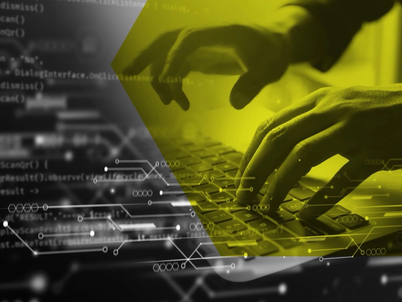 Hände auf einer Laptop-Tastatur mit Schaltkreis-Grafik – Softwareentwicklung