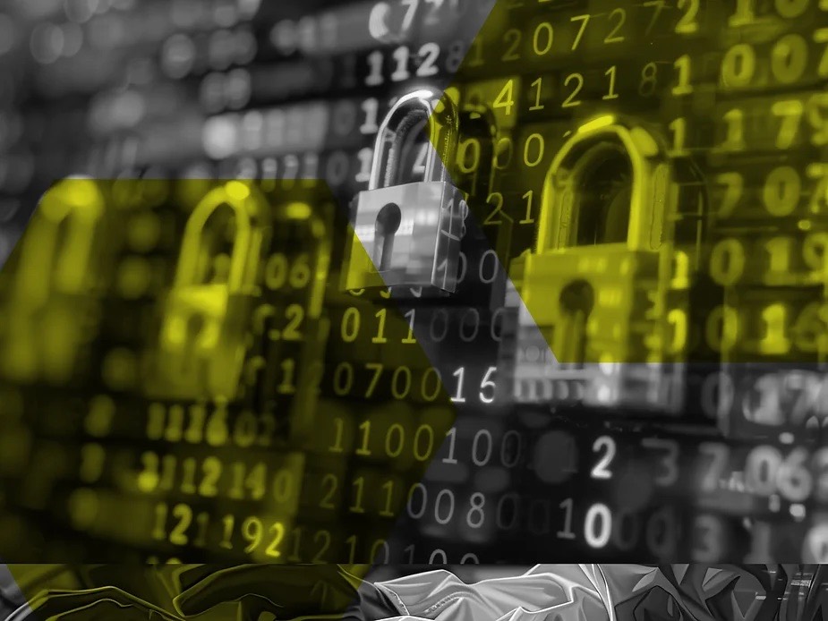 Vorhängeschlösser vor Binärcode – Verschlüsselung und Datensicherheit
